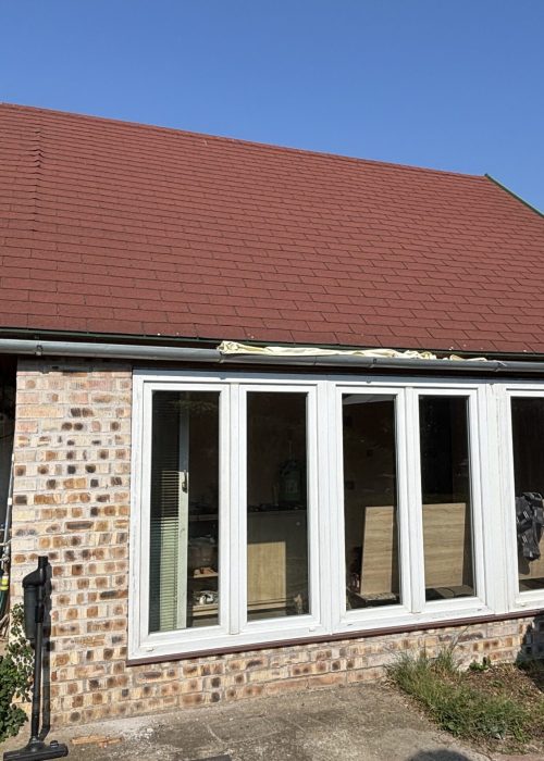 Bontott ablakok családi házon